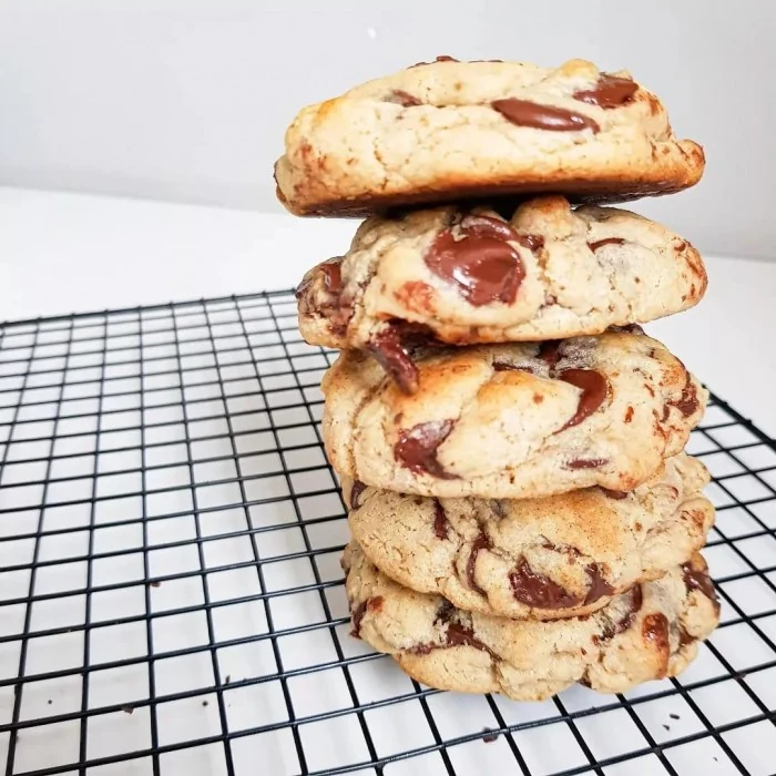 Cookies tradicionais da Casinha 52 empilhados, cheios de gotas de chocolate
